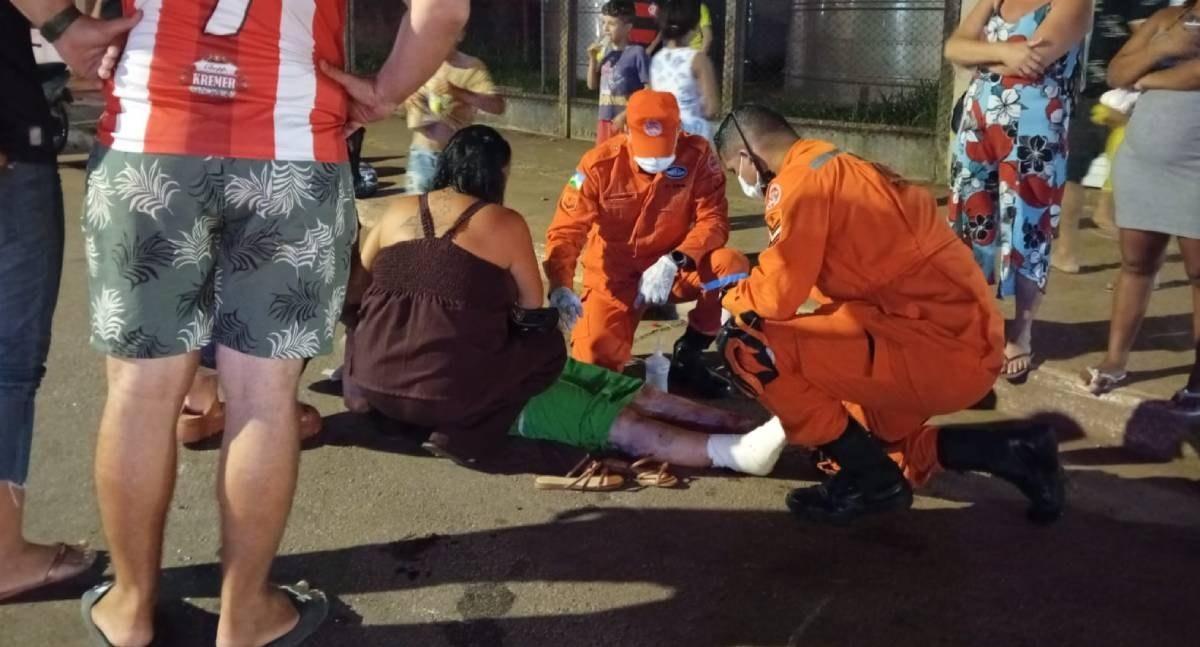 Mulher sofre fratura exposta depois de violenta colisão entre duas motocicletas na Avenida Amazonas