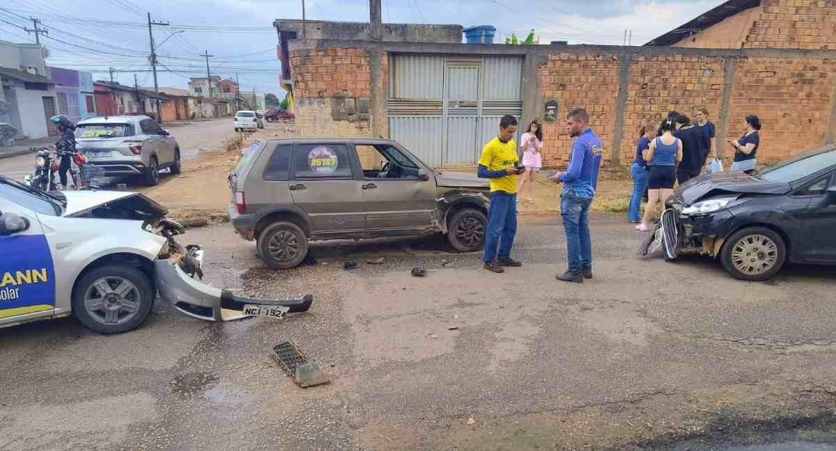 Três carros colidem depois de avanço de preferencial na Zona Sul