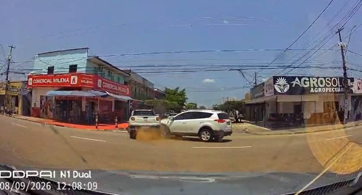 Vídeo registra forte colisão entre automóveis em cruzamento movimentado da zona leste de Porto Velho