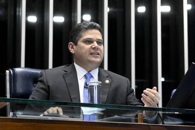 Alcolumbre articula anistia a Jair Bolsonaro em troca de apoio para continuar na presidência do Senado