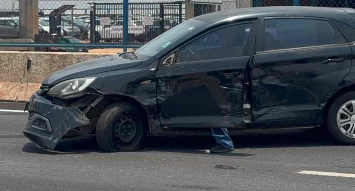 Caminhão arrasta carro depois de colisão na BR-364