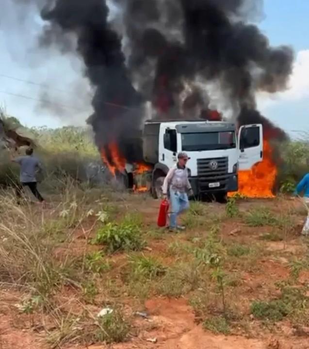 Caminhão da Prefeitura de Nova Brasilândia do Oeste é destruído por incêndio após atingir rede de alta tensão