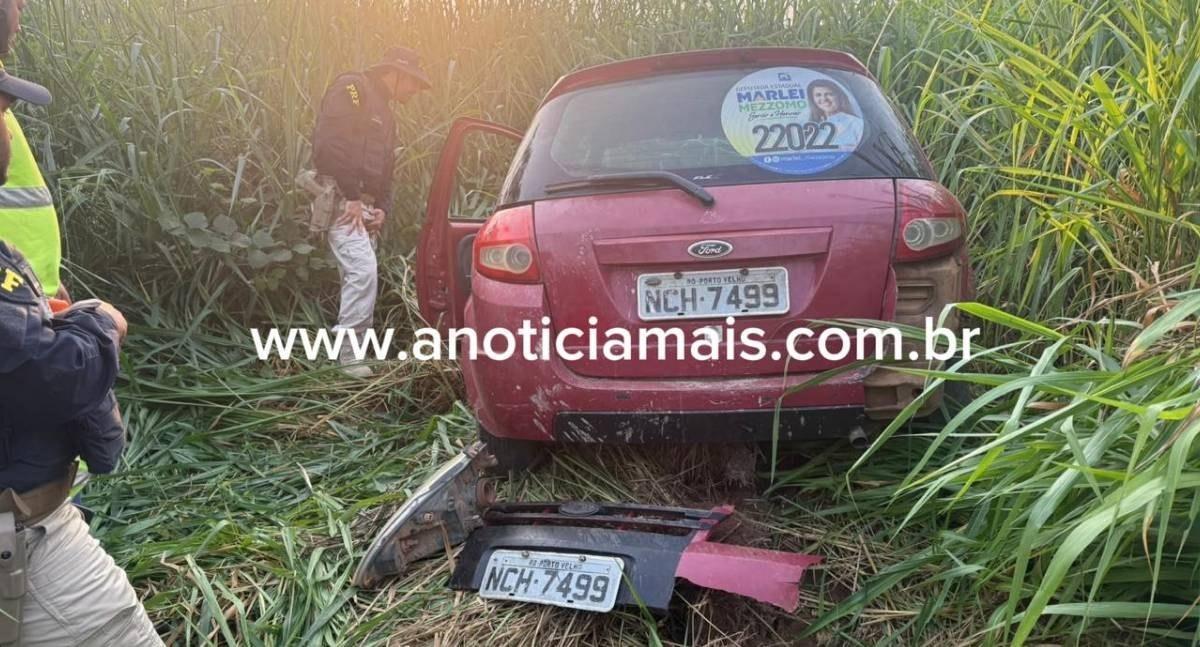Capotamento de Ford Ka deixa três pessoas feridas na BR-364