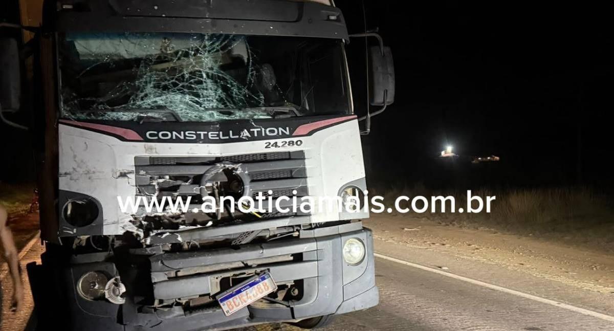 Colisão traseira entre caminhão e carreta provoca lentidão de mais de duas horas na BR-364