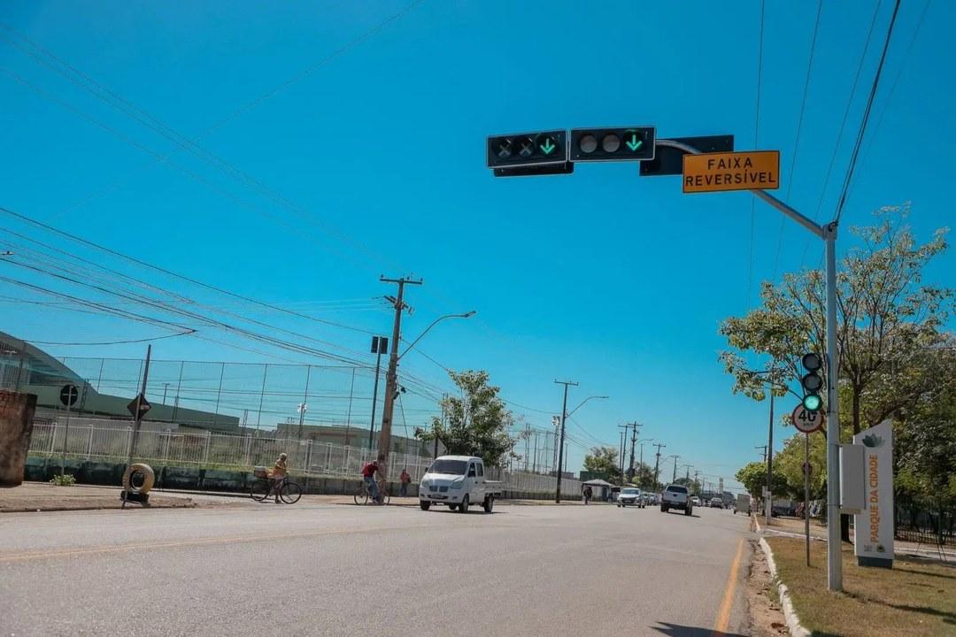 Faixa reversível na avenida Calama melhora fluxo de veículos