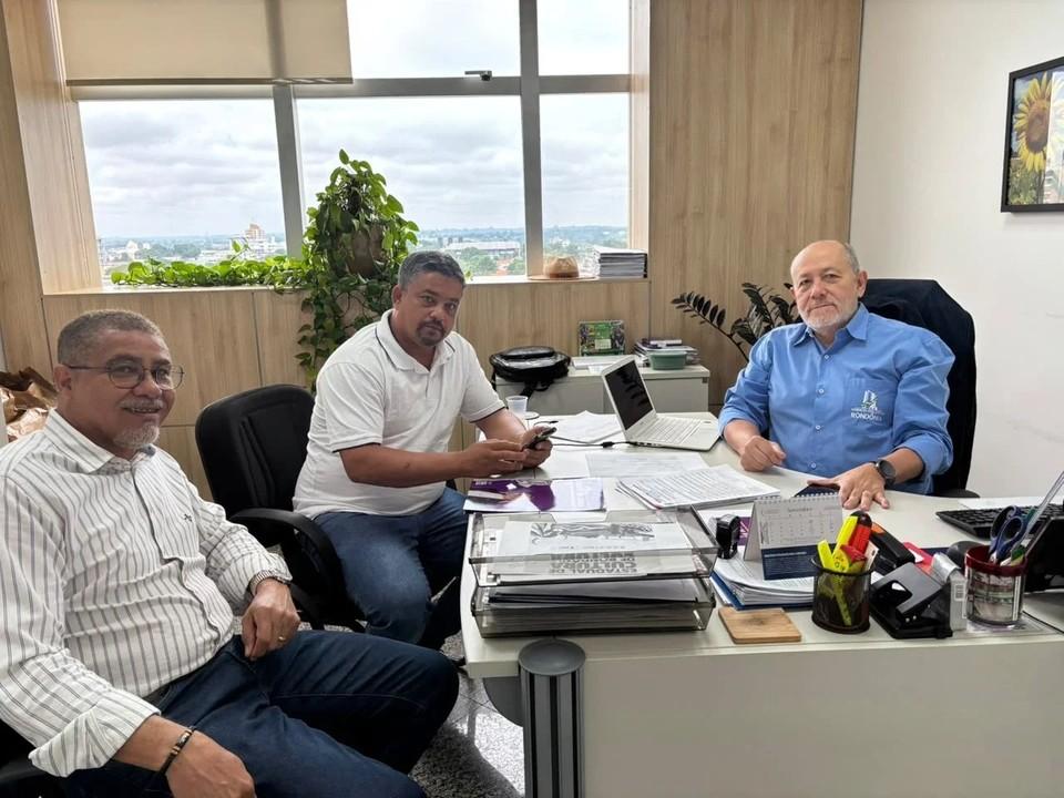 Gabinete de Cláudia de Jesus recebe vereador Dãozinho para tratar de melhorias e investimentos em Teixeirópolis