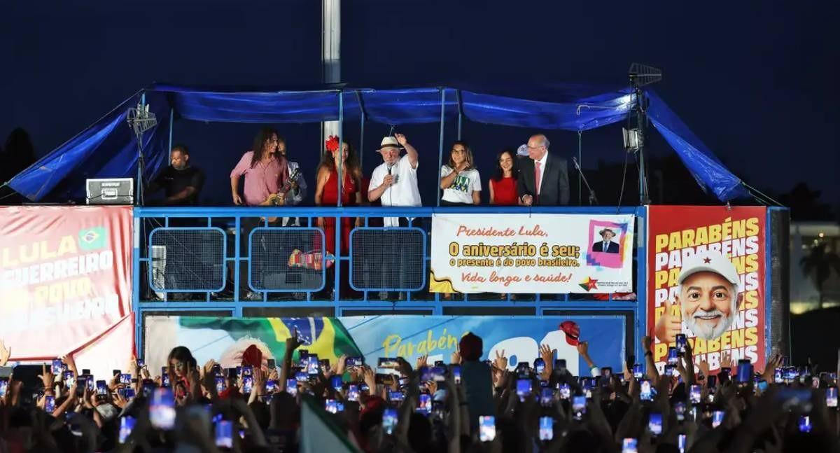 Lula classifica fuga de Flávio Bolsonaro como “ato vergonhoso” e afirma que adversário deve à Justiça