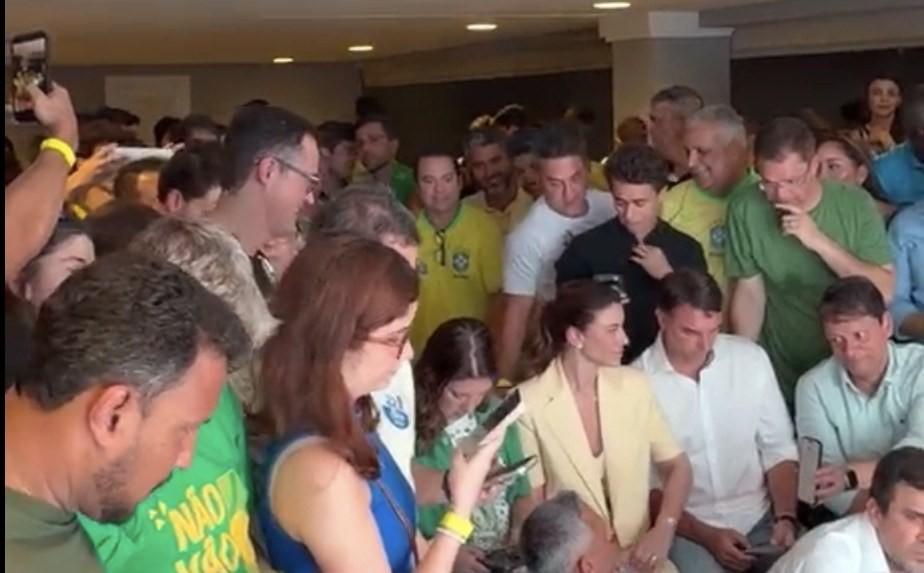Marcos Rogério e Fernando Máximo acompanham apuração dos votos ao lado de Flávio Bolsonaro em Brasília
