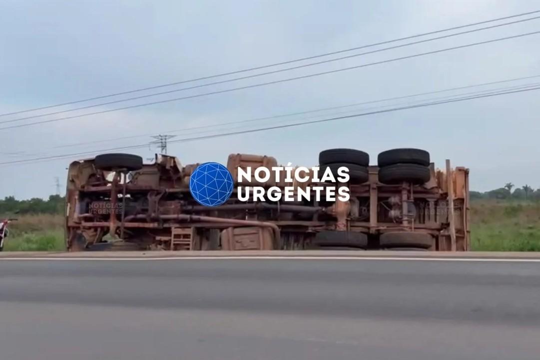 Motorista fica ferido após caminhão tombar na BR-364