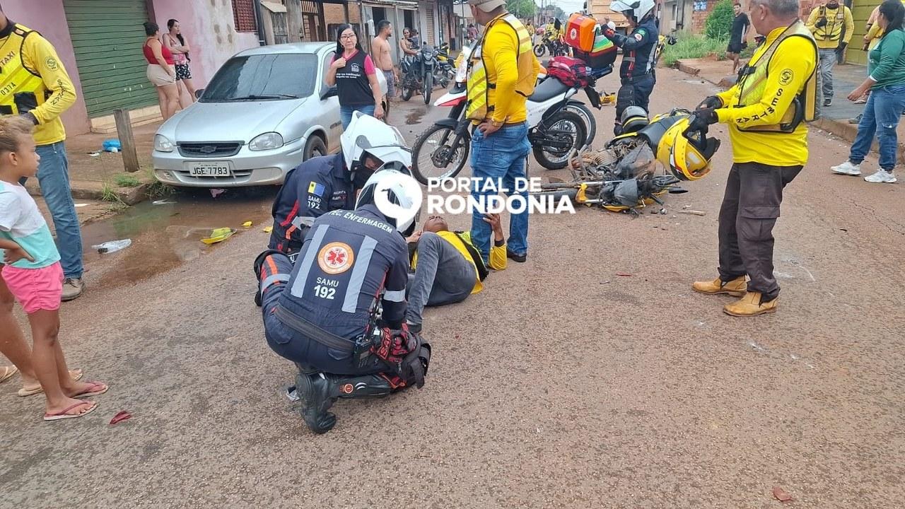 Mototaxista fica ferido após colisão com caçamba na zona Leste