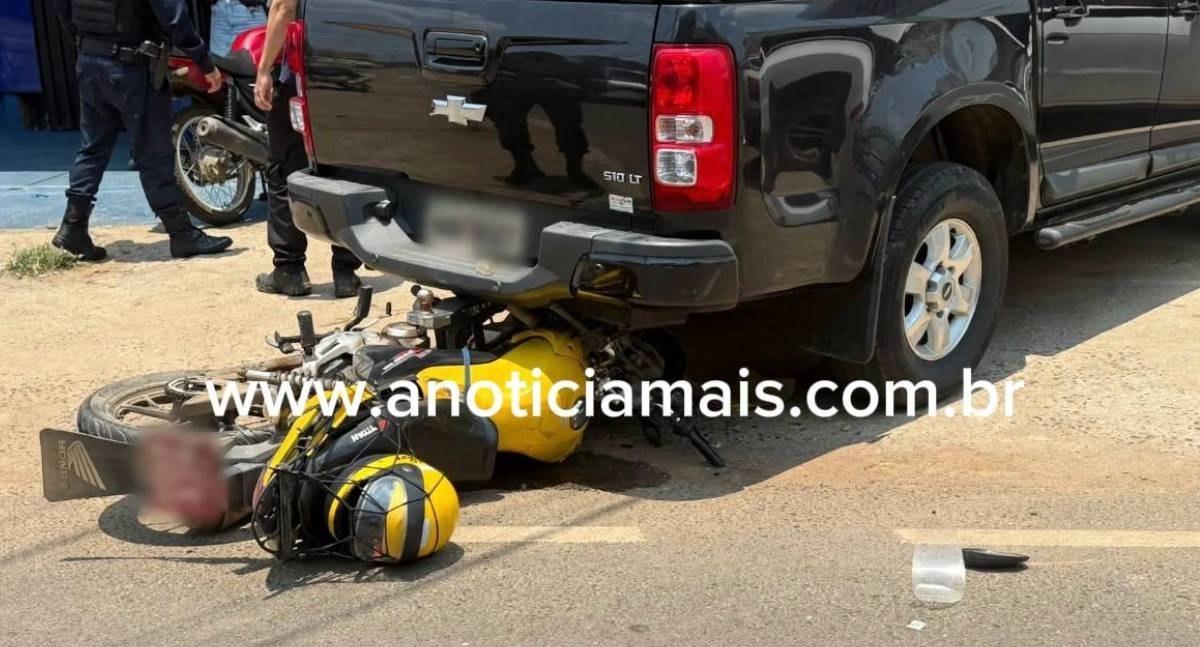 Mototaxista fica ferido depois de colisão com carro e caminhonete no centro de Jaru