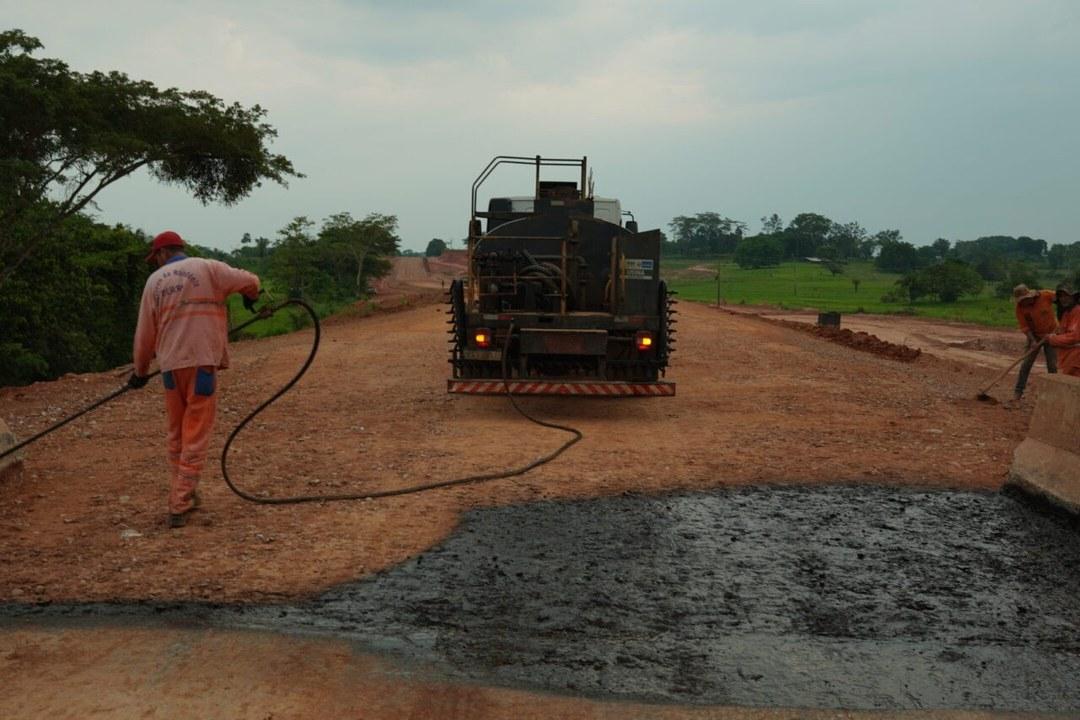 Obra na RO-473 avança para etapa de imprimação e deve melhorar o acesso a Teixeirópolis