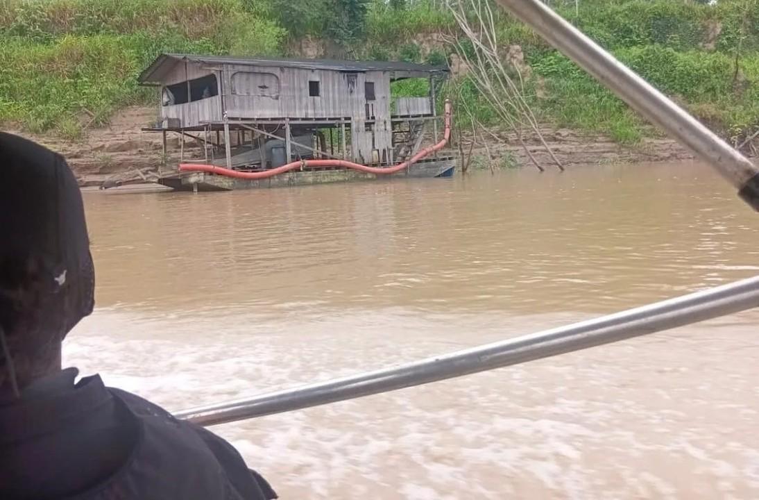 PF destrói 72 embarcações usadas em garimpo ilegal no Rio Madeira em Porto Velho