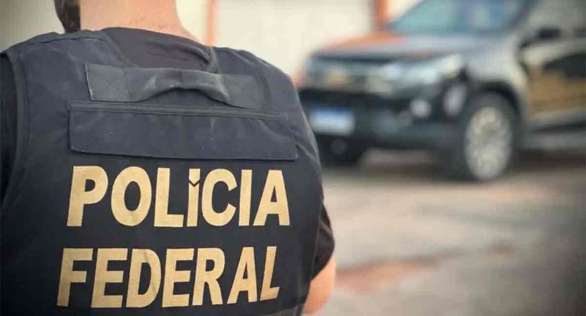 Polícia Federal apreende trator, caminhão e madeira retirada de terra indígena em Rondônia