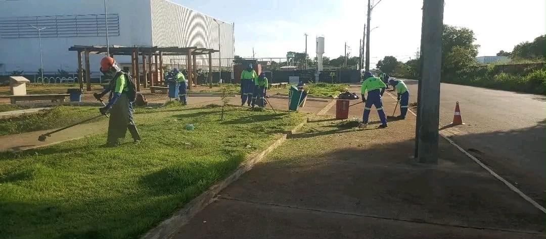 Prefeitura atende pedido do vereador Márcio Pacele e realiza limpeza na praça do bairro Flamboyant