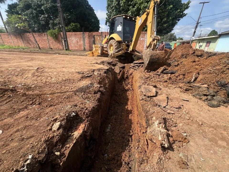 Três serviços de drenagem avançam simultaneamente no bairro Cidade do Lobo