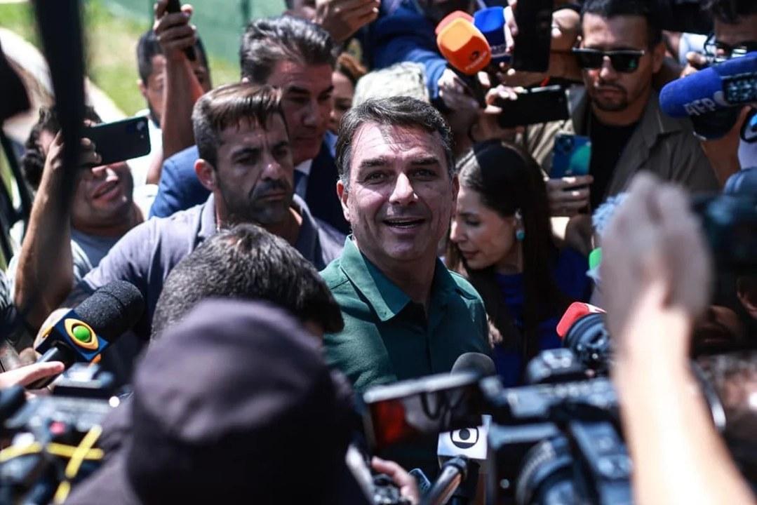 Veja como Flávio Bolsonaro votou sobre o fim da escala 6×1