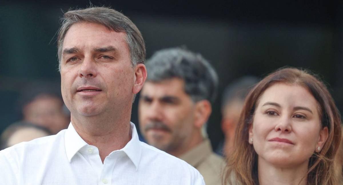 Voo com Flávio Bolsonaro e família segue rumo a Miami após escala no Equador, aponta rastreamento