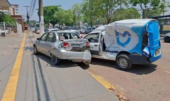 Acidente de trânsito deixa três feridos no cruzamento da Avenida Carlos Gomes em Porto Velho