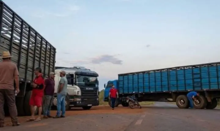 Acidente envolvendo caminhão e duas motocicletas deixa feridos na entrada de RO
