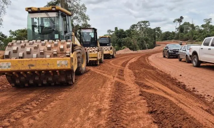 Alta Floresta: Jean Oliveira e diretor-geral do DER acompanham obra na Serra do Pialopes