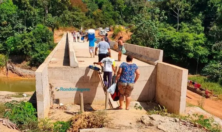 Aluguel de balsa para garantir travessia do córrego Jacu da Vala já consumiu R$ 10 milhões do Governo