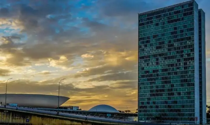 Câmara aprova projeto que reduz tributos sobre combustíveis para mitigar impactos de crise no Oriente Médio