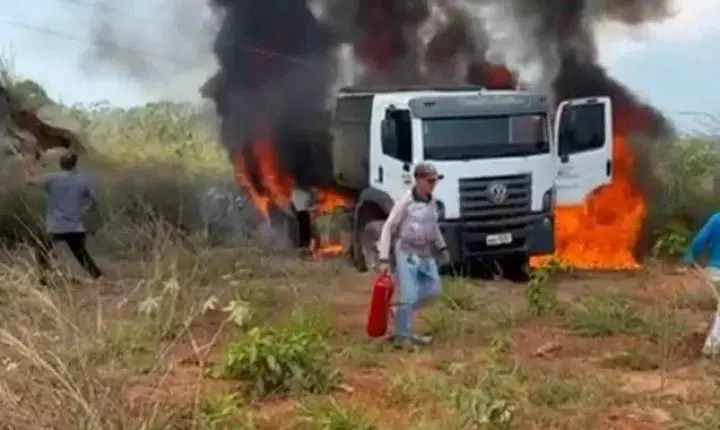 Caminhão da prefeitura é destruído por incêndio – VEJA O VÍDEO