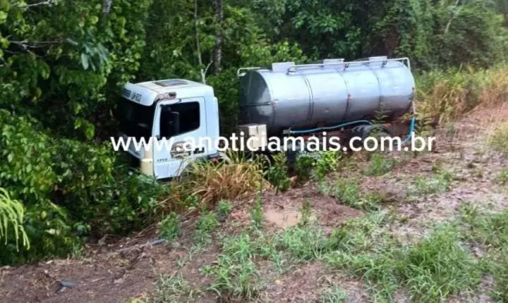 Caminhão leiteiro cai em ribanceira na BR-364 após desviar de veículo em RO