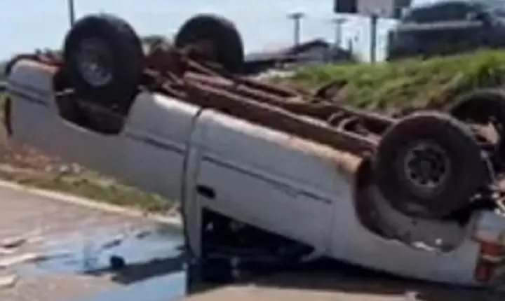Caminhonete capota na rodovia BR-435 depois de colisão com caminhão em RO