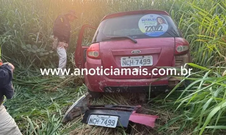 Capotamento de Ford Ka deixa três pessoas feridas na BR-364