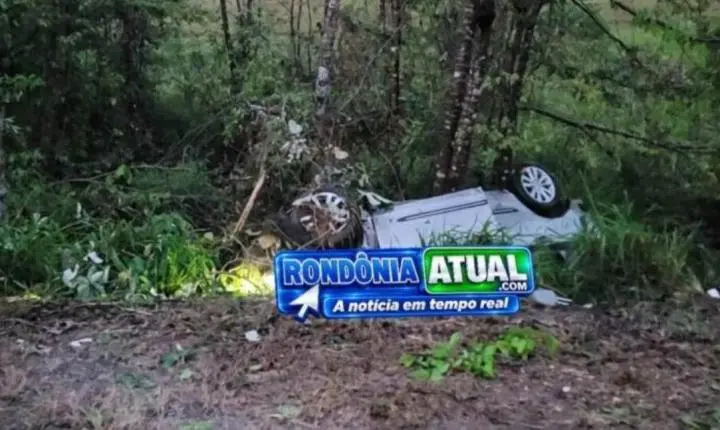 Capotamento de veículo na BR-364 deixa família ferida e adolescente presa em trecho entre Ji-Paraná e Presidente Médici