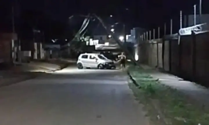Carro colide contra poste de concreto depois de motorista perder o controle em Porto Velho