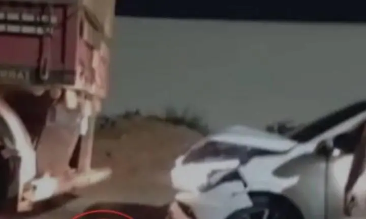 Carro colide na traseira de caminhão e deixa dois feridos na zona urbana em RO