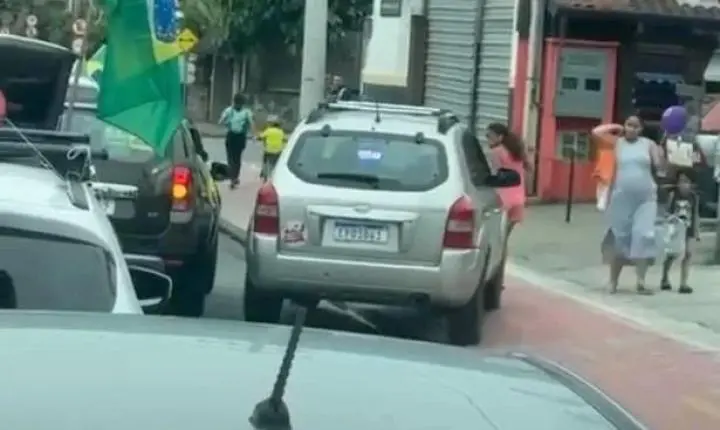 Carro com adesivo de Lula atropela duas crianças durante manifestação – VEJA O VÍDEO