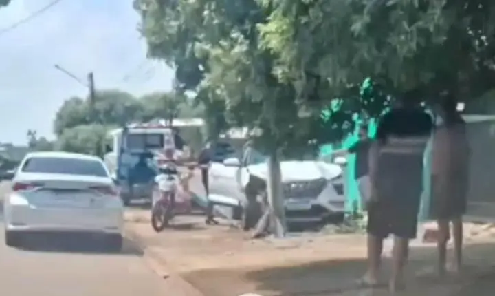 Carro em alta velocidade perde o controle e atinge poste de energia no decorrer de a tarde em via pública