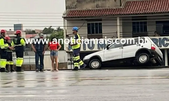 Carro fica pendurado em ribanceira de 5 metros após motorista perder o controle na BR-364