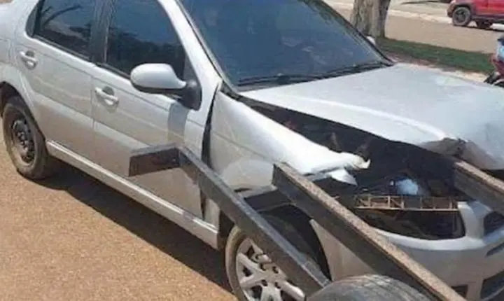 Colisão entre automóveis em cruzamento resulta em danos materiais no interior de Rondônia