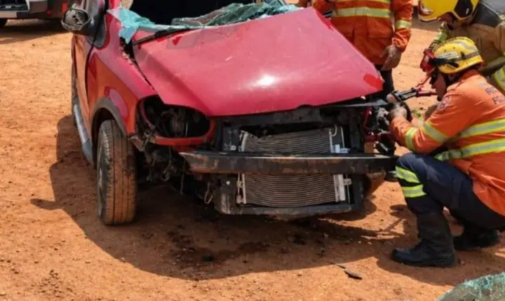Colisão entre caminhão e carro deixa três feridos na BR-319 em Porto Velho