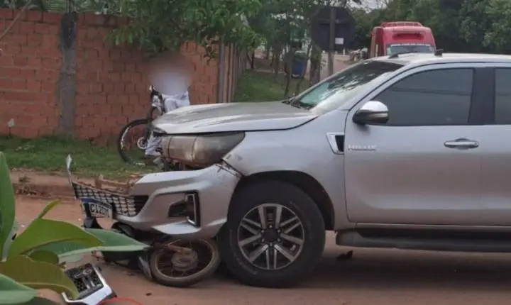 Colisão entre motoneta e picape deixa mãe e filho com fraturas expostas em cruzamento de RO