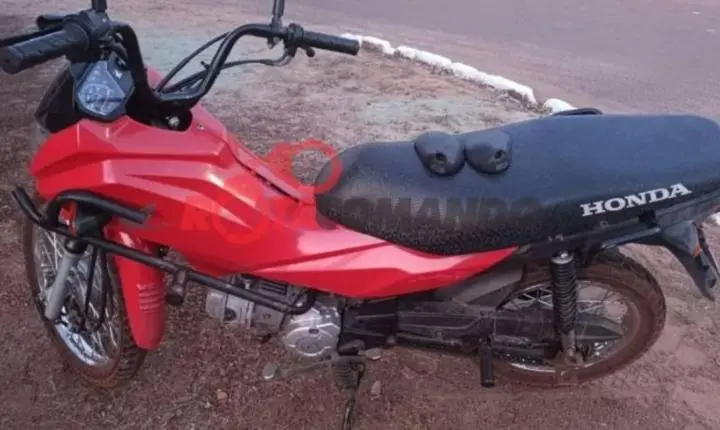 Colisão entre motoneta e táxi deixa condutora ferida no interior do estado de Rondônia