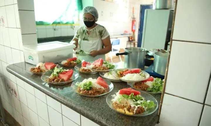Com dedicação e carinho, 500 merendeiras alimentam sonhos nas escolas municipais