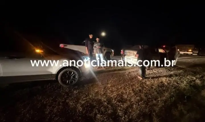 Dois carros colidem durante retenção causada por acidente entre caminhões na BR-364