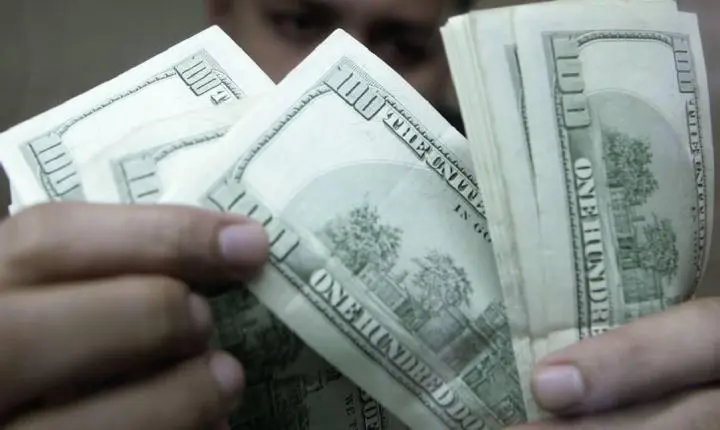 Dólar fecha estável e acumula queda de 1,82% em julho