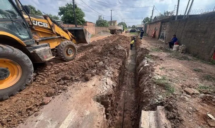 Drenagem avança em sete bairros com instalação de 508 manilhas