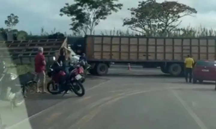 Entregador de leite morre esmagado após carreta tombar sobre motocicleta
