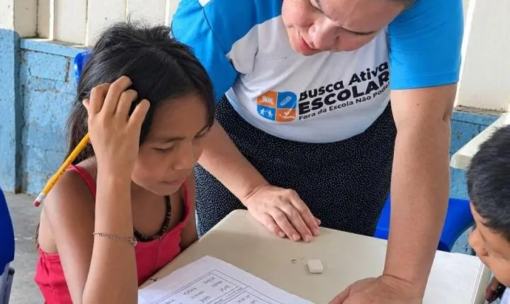 Equipes educacionais levam atendimento a escolas indígenas e unidades de difícil acesso em Guajará-Mirim