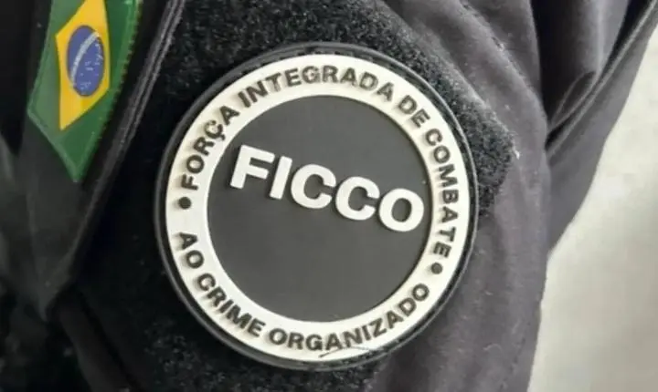 FICCO deflagra ação contra facção criminosa, prende distribuidor e apreende submetralhadora em Porto Velho