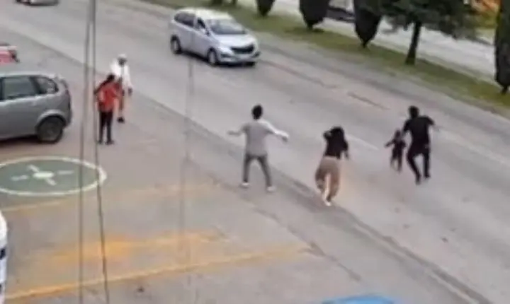 Funcionário de supermercado salva garotinha de atropelamento em Puebla no México