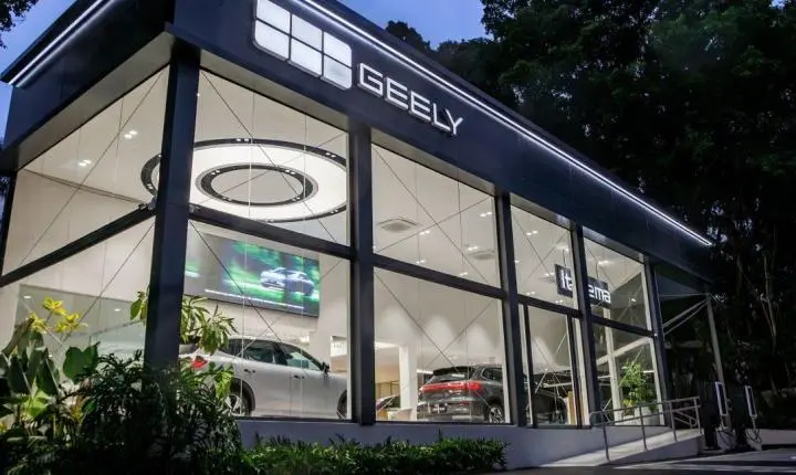 Geely completa um ano no Brasil com 25 mil veículos vendidos e confirma produção nacional